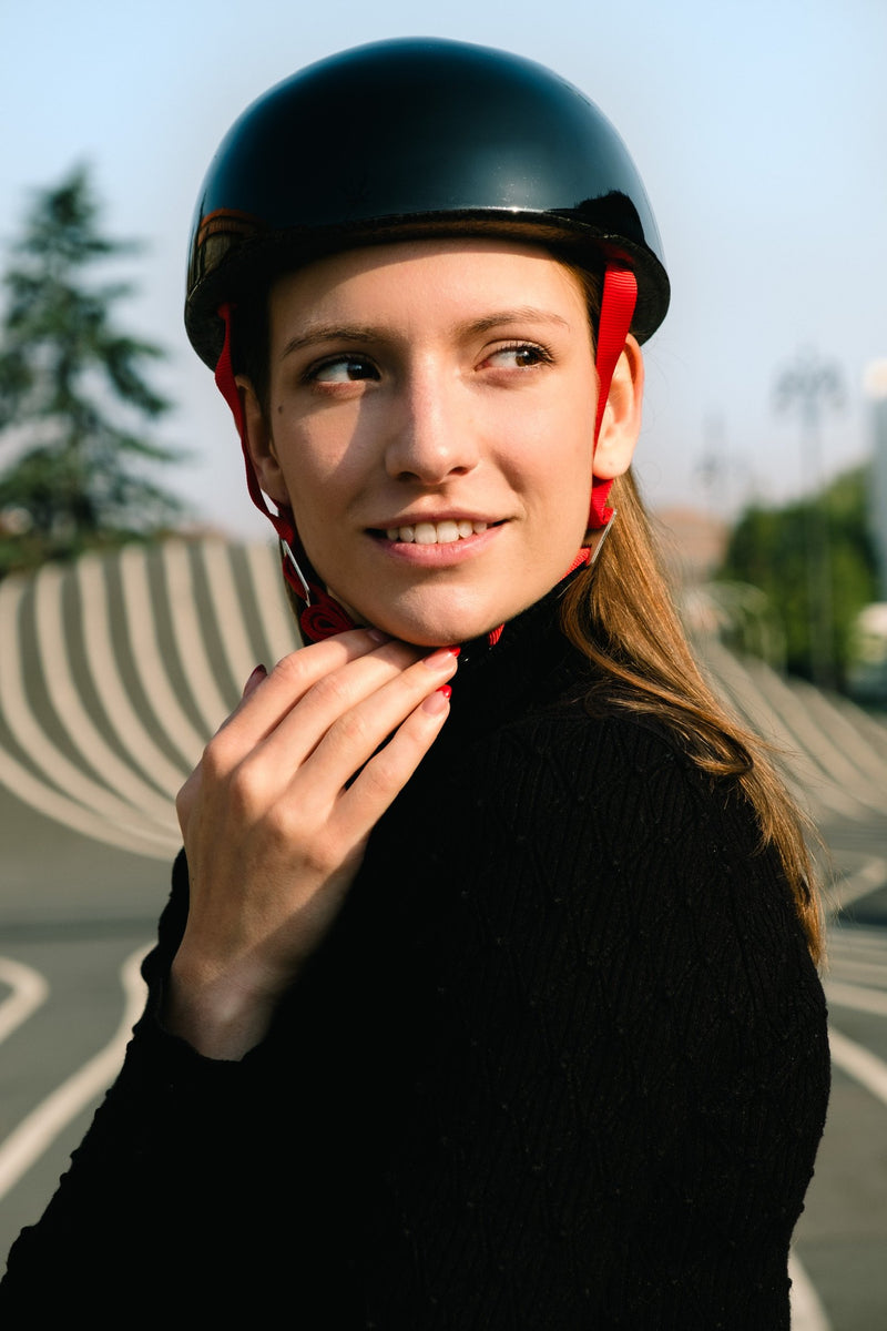YAKKAY Fahrradhelm mit roten Helmenriemen
